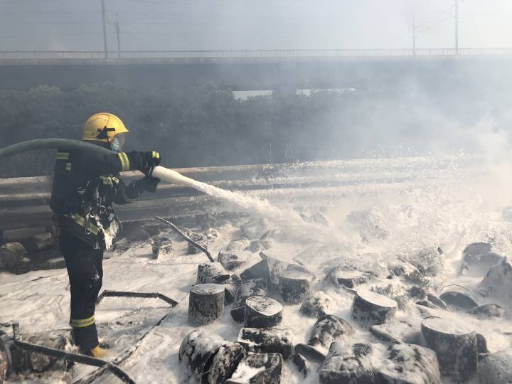 杭千高速今天这一幕真的十万火急 货车追尾侧翻点燃油漆 黑烟滚滚