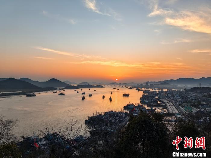浙江象山石浦渔港海上日落. 中新网记者 范宇斌 摄