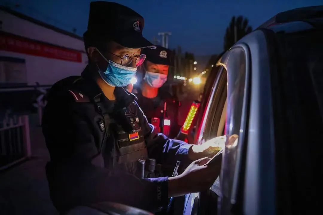 图为新疆边检总站移民管理警察开展夜间综合缉查维护边境稳定.