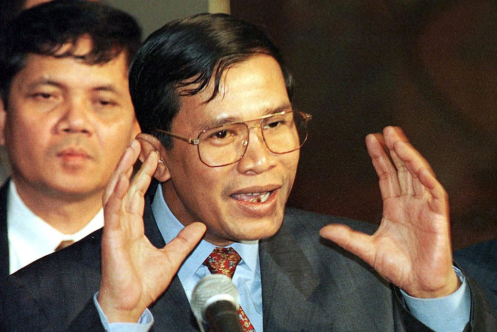 当地时间1997年9月30日，美国纽约，柬埔寨第二任首相洪森（右）在联合国新闻发布会上发表讲话。（视觉中国）