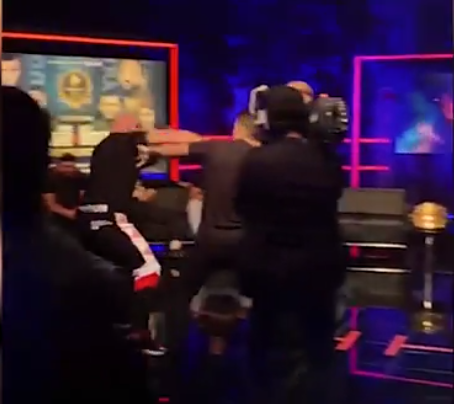 伊斯梅洛夫与佩里“打架”的画面,图源:俄罗斯《消息报》视频截图