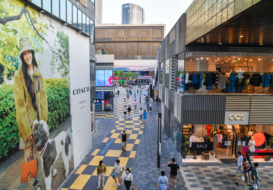 5月29日起，北京分区分级动态实施全市社会面防控措施。5月31日，三里屯太古里商场恢复营业，商圈人气逐渐恢复。人民视觉供图