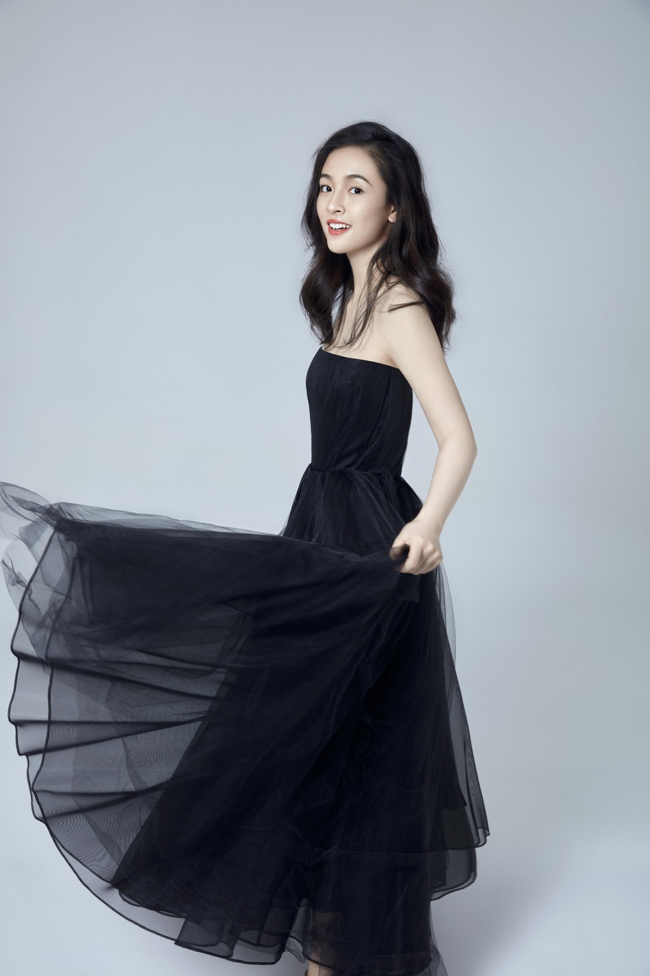 吴倩黑色抹胸纱裙 勾勒身材曲线尽显优雅