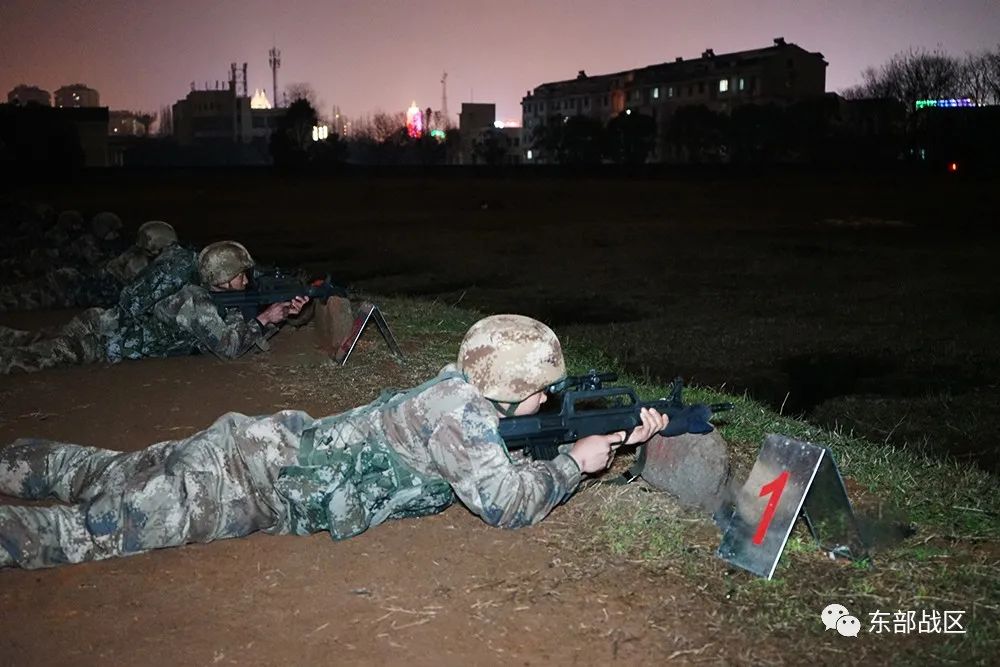 " 随着指挥员一声令下 官兵迅速卧倒,装弹 通过觇孔寻找靶心瞄准射击