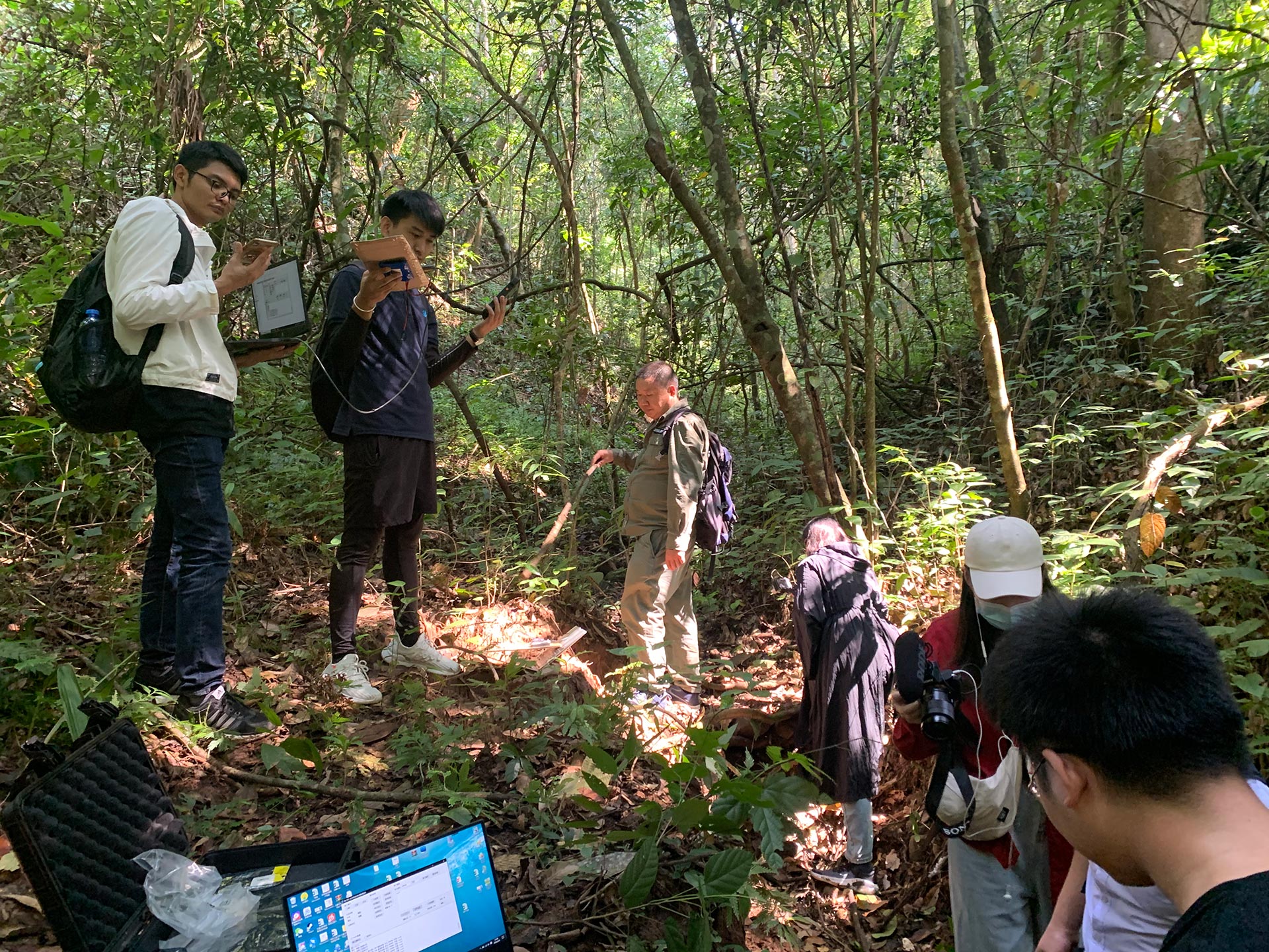 工作人员在西双版纳保护区深林环境下，开展卫星通信和定位的性能测试