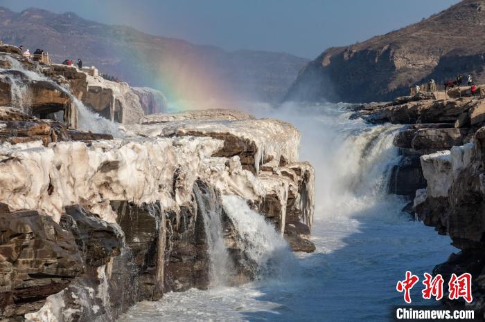 黄河壶口瀑布冰瀑与彩虹同框