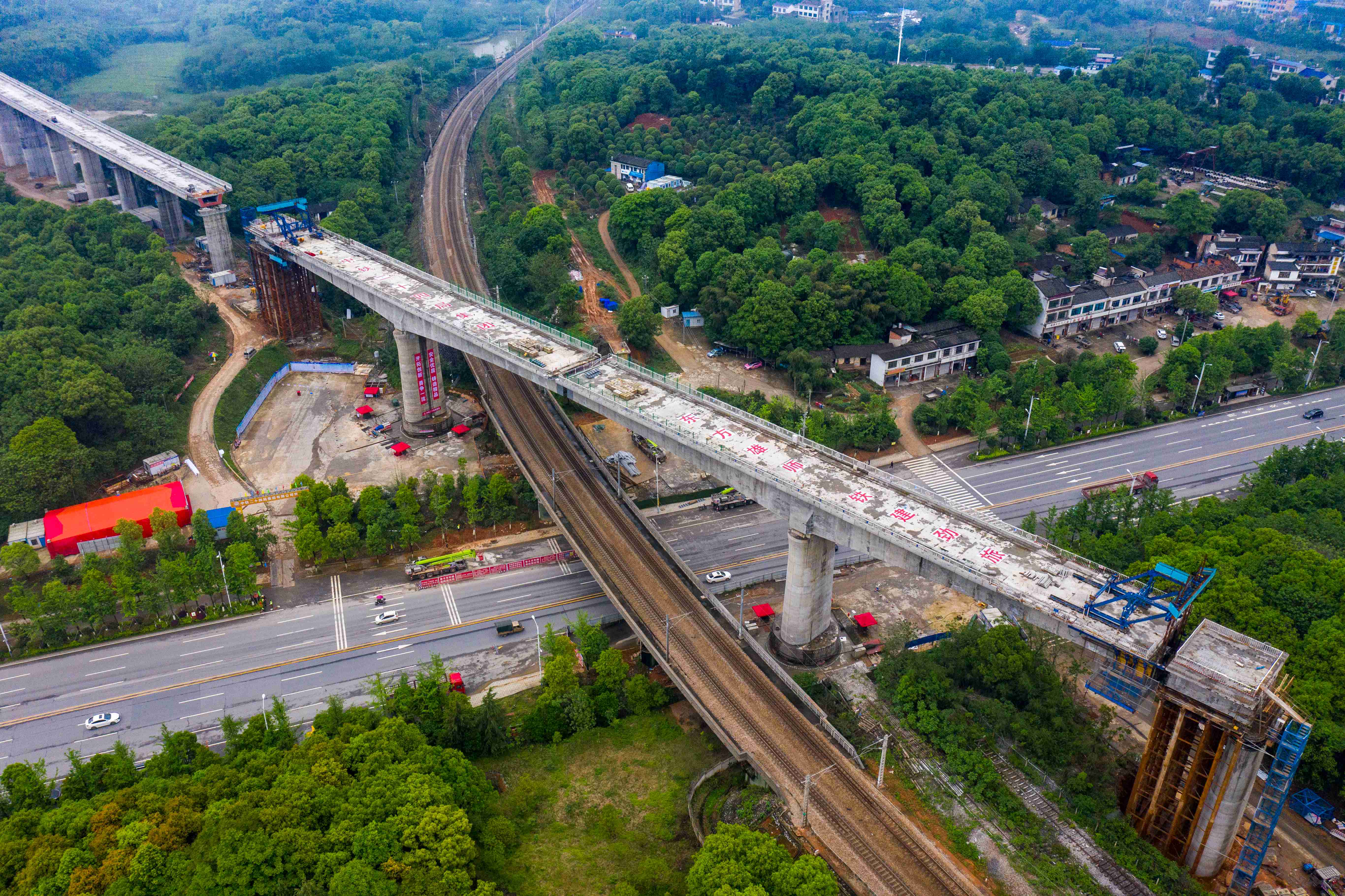 2021年4月26日,湖南宁乡,俯瞰转体后的常益长铁路宁乡站特大桥连续梁