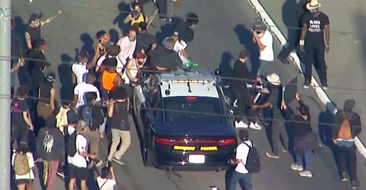 （洛杉矶市示威者围住巡逻警车。图源：ABC旗下媒体视频截图）