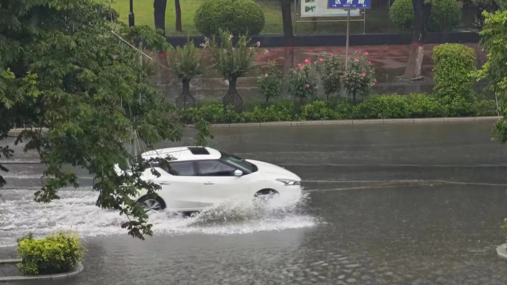 河南新乡暴雨预警升级为红色!市民:路面积水高度到膝盖