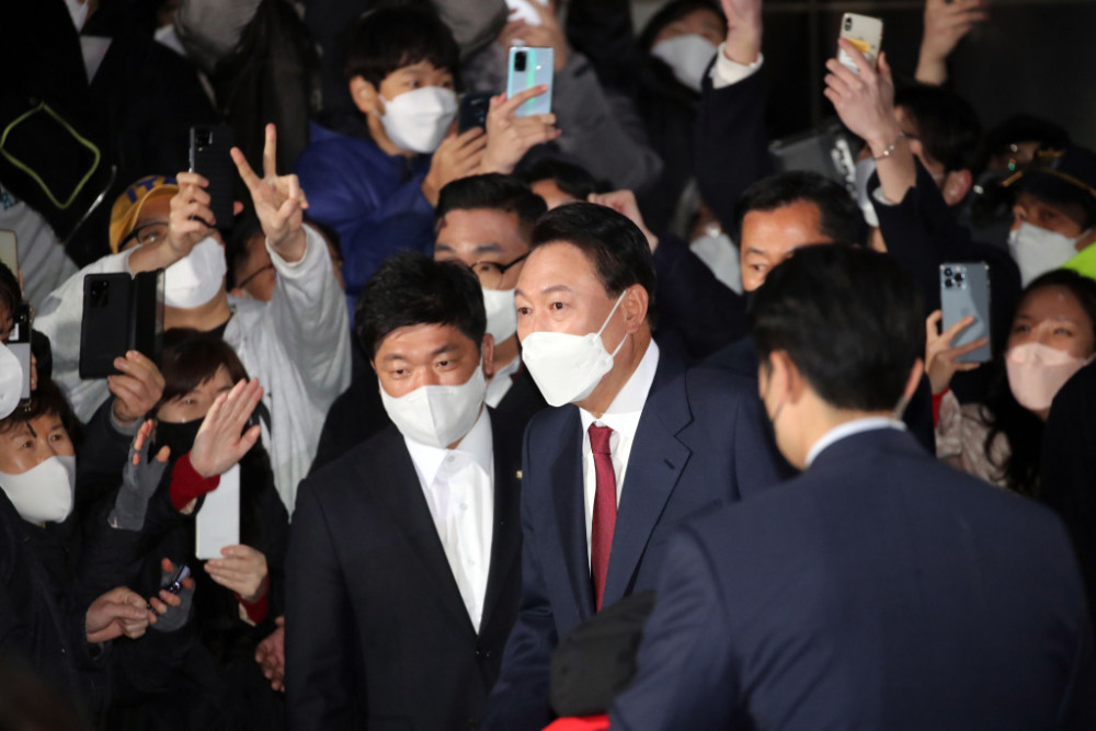 当地时间2022年3月10日,韩国最大在野党国民力量党候选人尹锡悦在第20届总统选举中获胜。