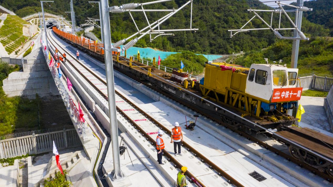 据了解,池黄高铁是武汉至杭州高速铁路通道的重要组成部分,线路起自