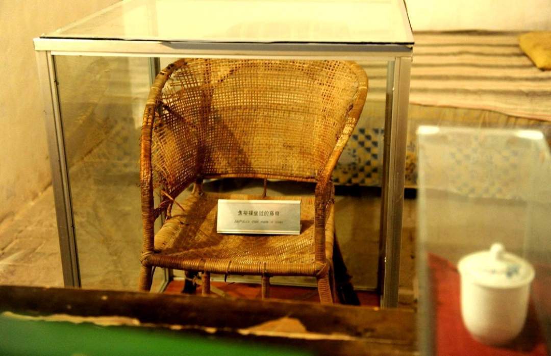 在河南省兰考县焦裕禄同志纪念馆内拍摄的焦裕禄曾用过的藤椅。新华社记者朱祥摄