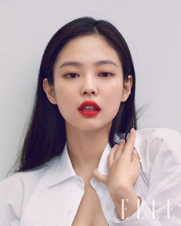 jennie黑发红唇   白衬衫 展现女性魅力