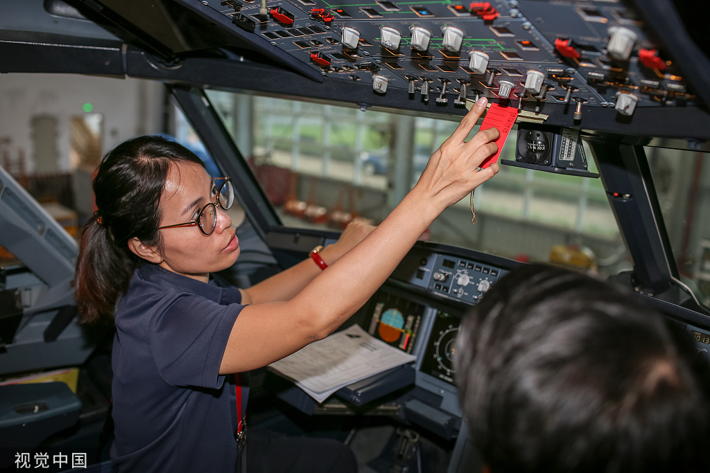 "男人帮"里的一抹亮色 海口女飞机维修工程师林春燕