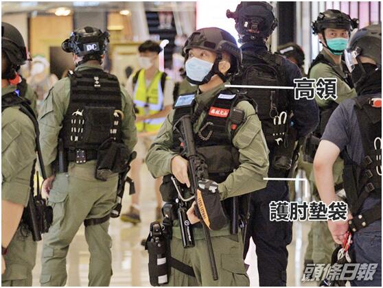 有香港警员昨日穿着新设计的“蛙服”执勤。（图源：《头条日报》）