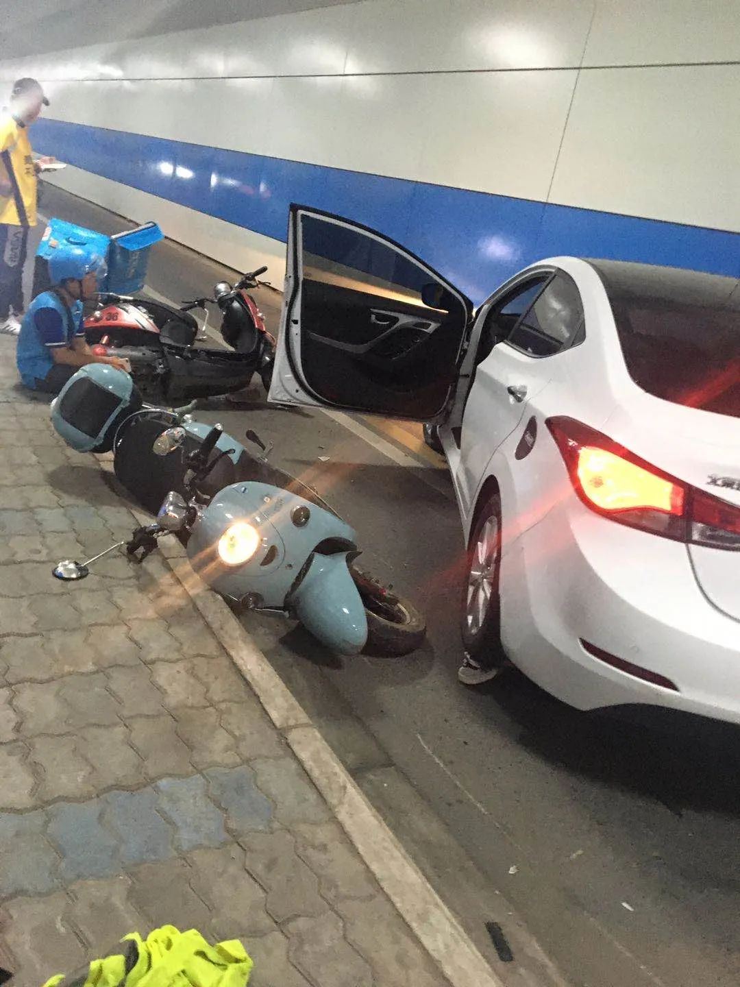 揭西交通事故，汽车与电动车发生碰撞，电动车上的人摔倒在地上_搜狐汽车_搜狐网