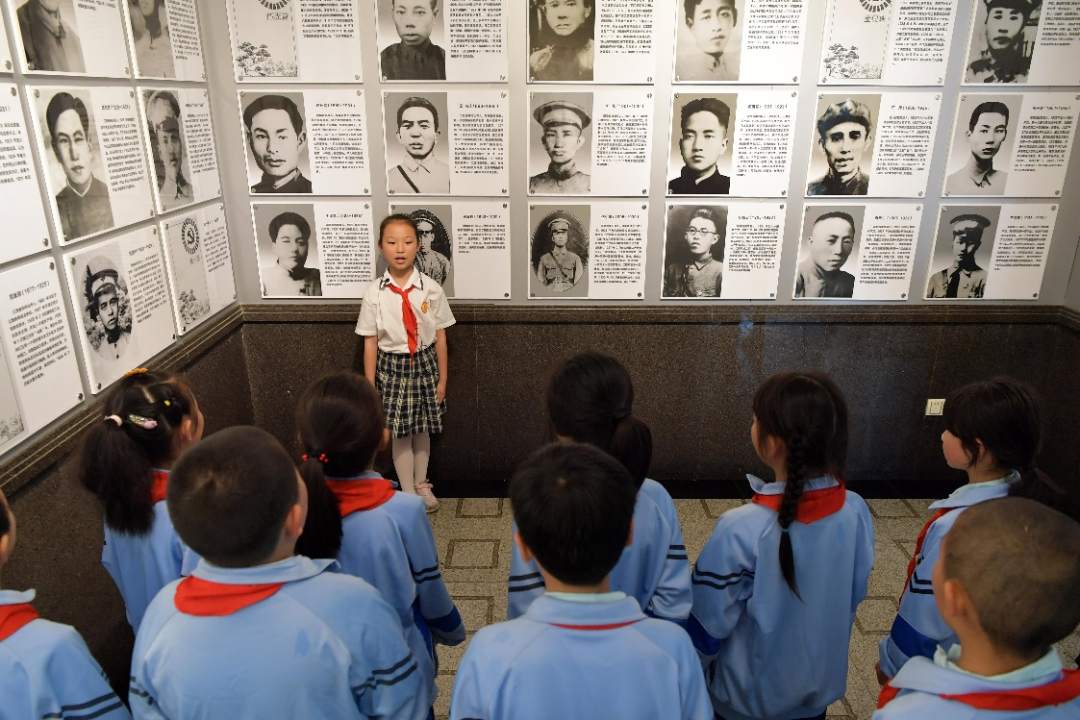 在井冈山革命烈士陵园，“小红军宣讲团”成员给前来参观研学的学生们进行义务讲解。新华社记者彭昭之摄