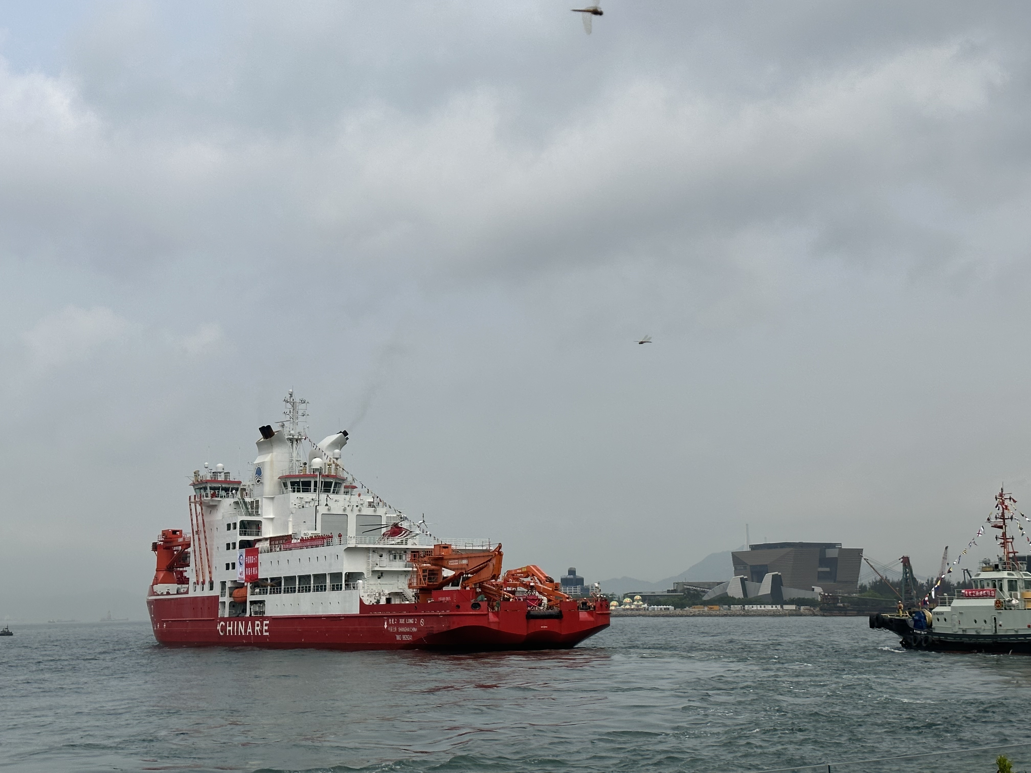 中国极地科考船雪龙2号抵达香港