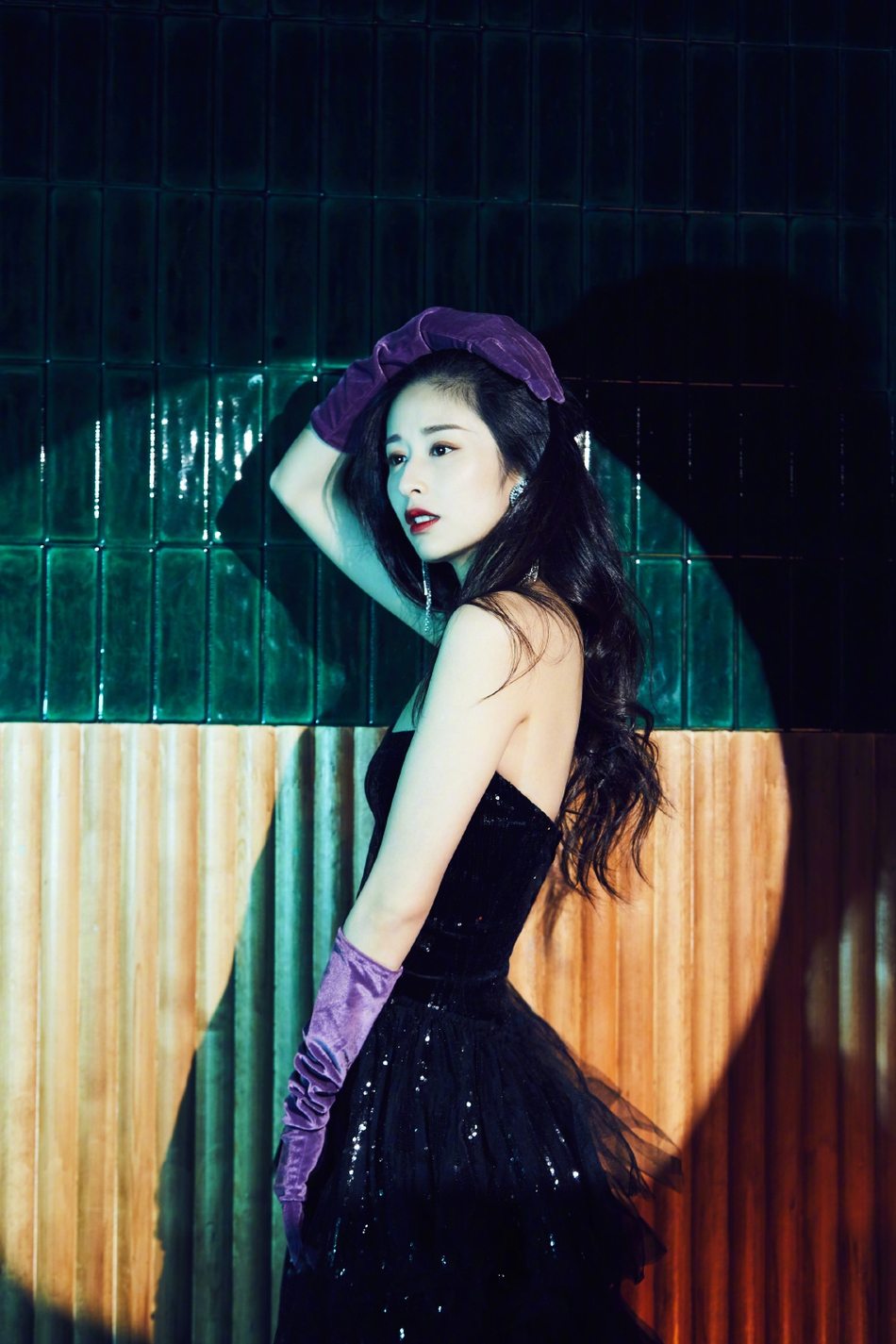 颖儿黑色礼服略显娇俏 卷发散落自然放松