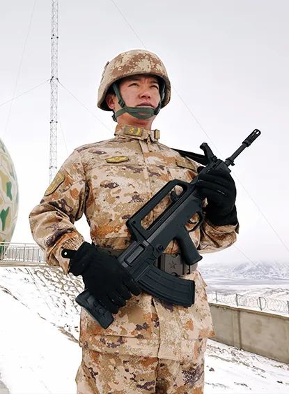 换上21式军装又飒又帅