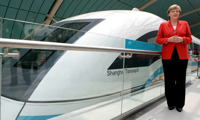 （2006年5月，默克尔乘坐世界上第一辆商用磁悬浮列车TransRapid前往上海机场，搭乘前往柏林的航班。）