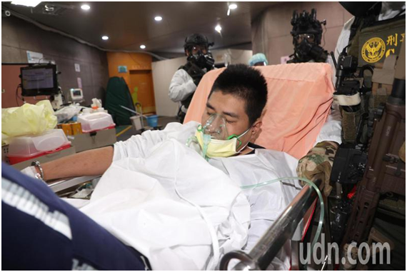 黄姓嫌犯被押送至医院诊治。图自台湾“联合新闻网”