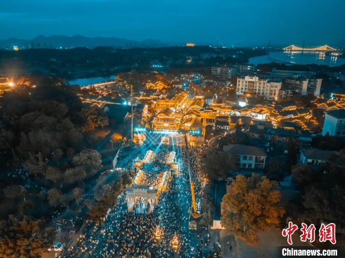 众多游客在街区中游玩。　刘越 摄