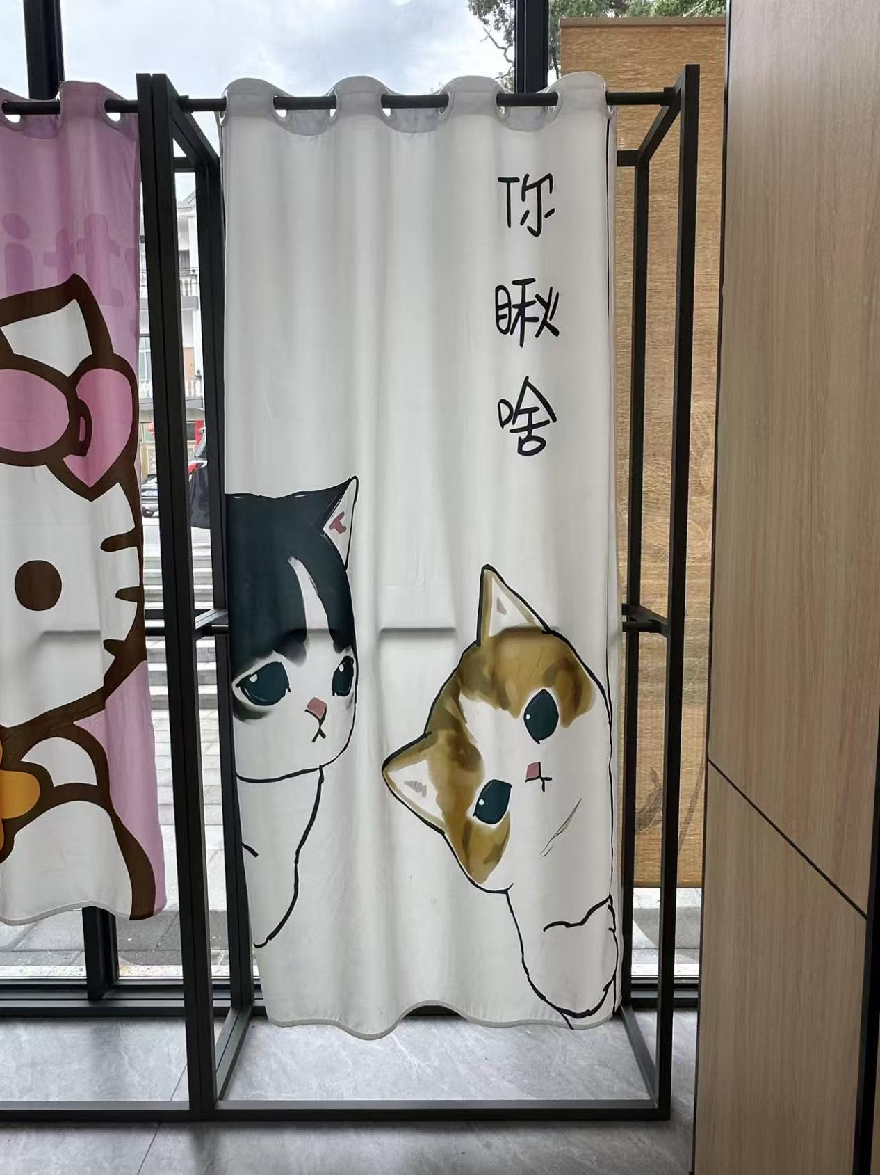 齐氏布艺加工厂里展示的窗帘布。刘天亮摄