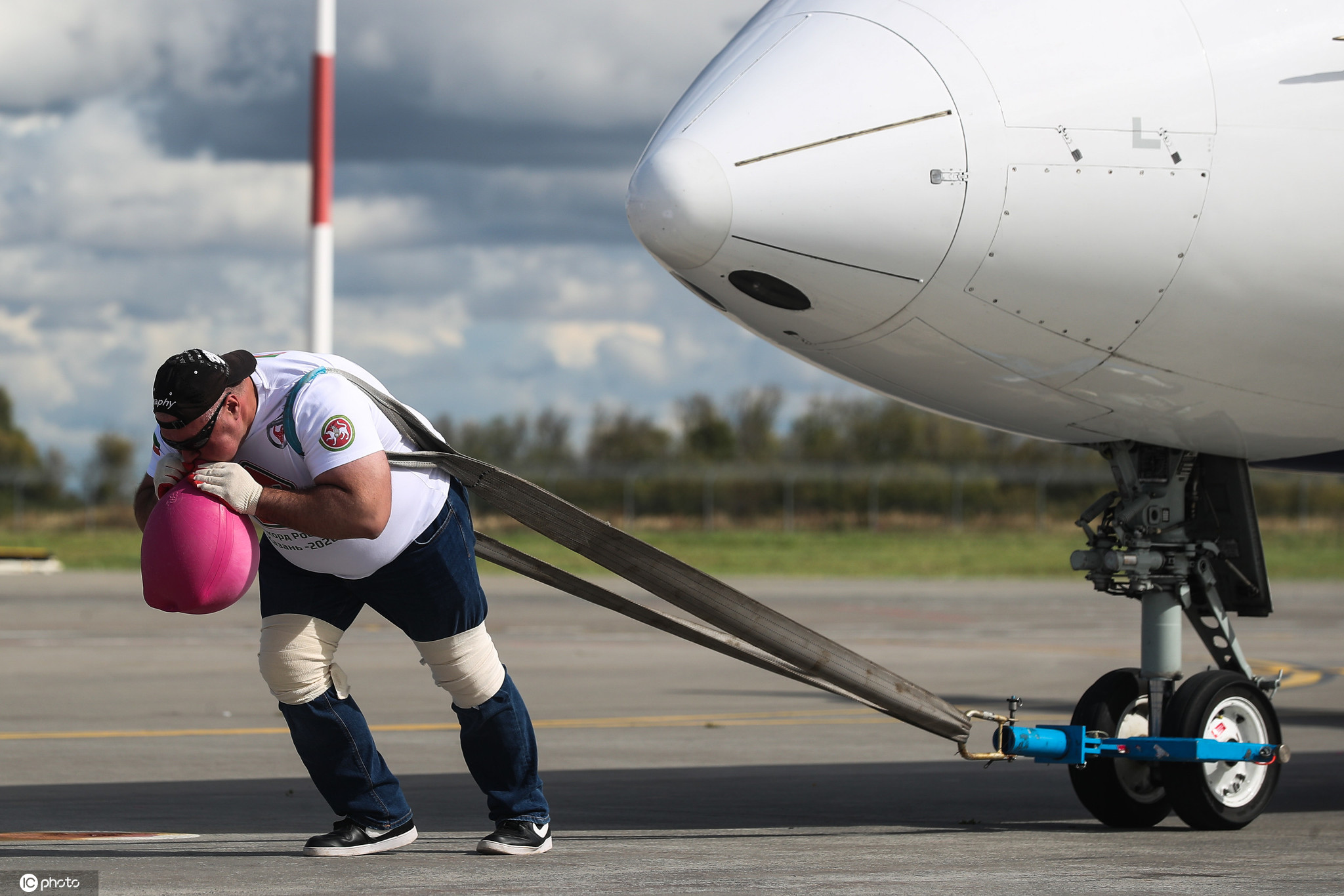 不愧是战斗民族俄罗斯大力士拉飞机吹热水袋破纪录