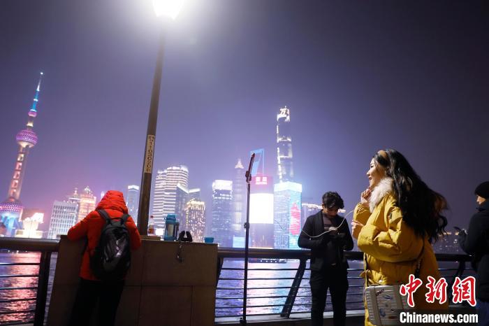 (新春走基层)除夕夜 游客欣赏上海黄浦江两岸夜景