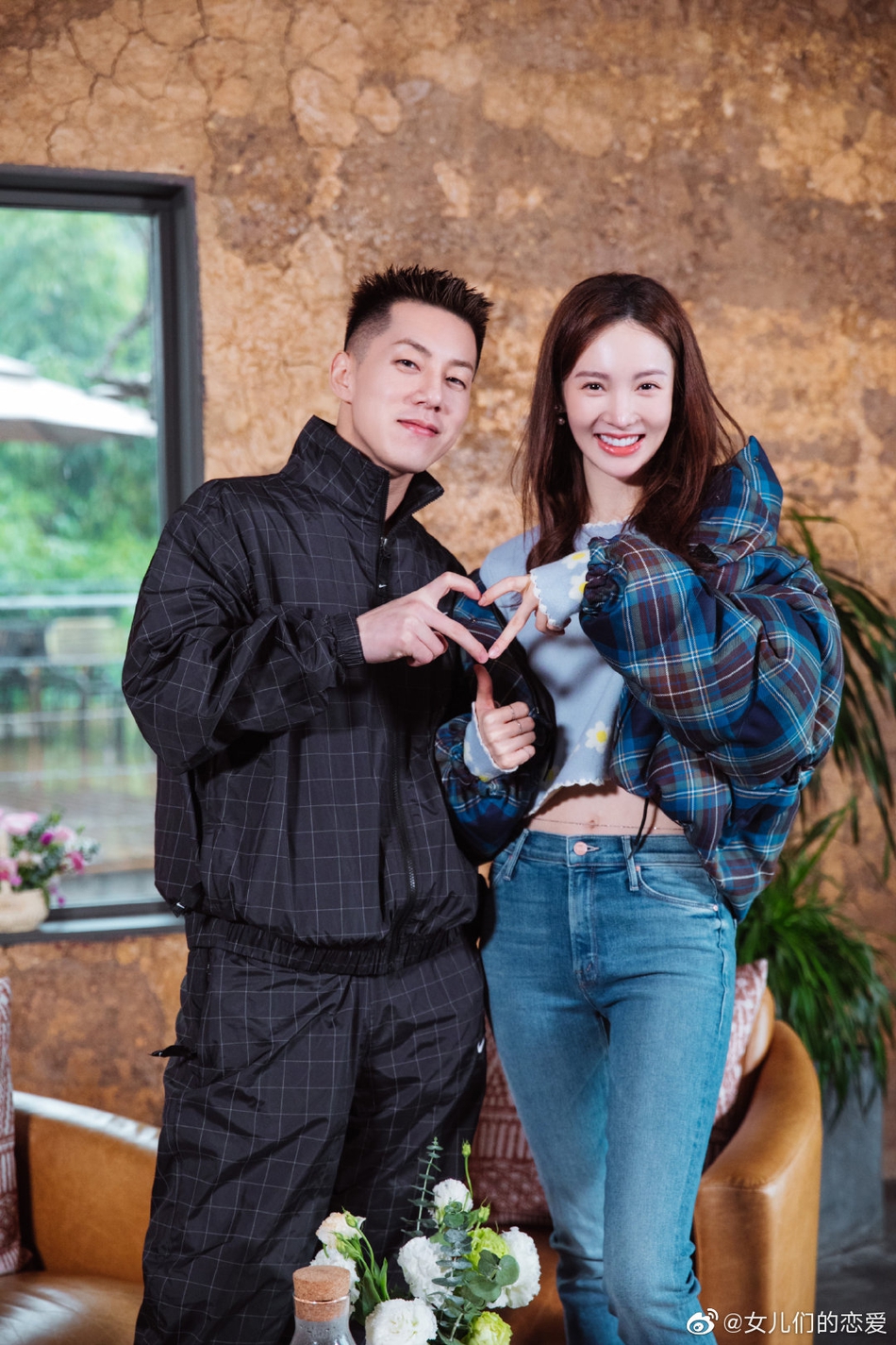 金晨卡斯柏节目中互选成功两人如约而至激动拥抱比心