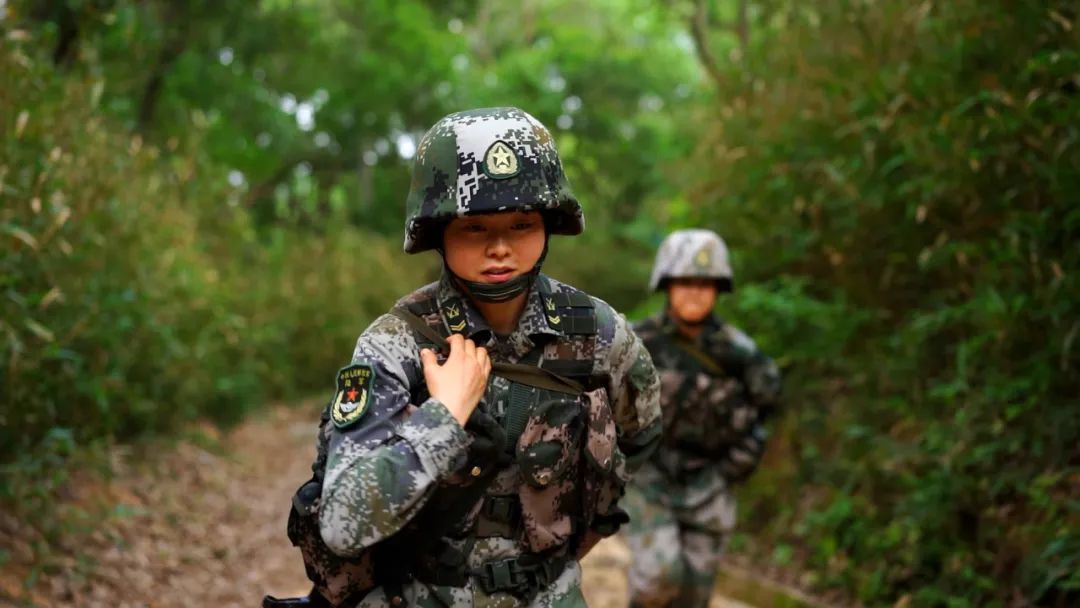 通信比武女兵敢与男兵来叫板