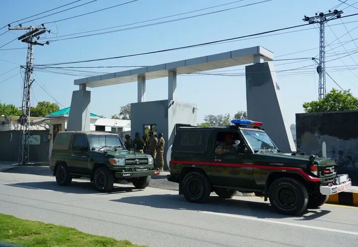 4月10日，军警车辆在巴基斯坦努尔汗空军基地周围待命。新华社记者 徐汉 摄