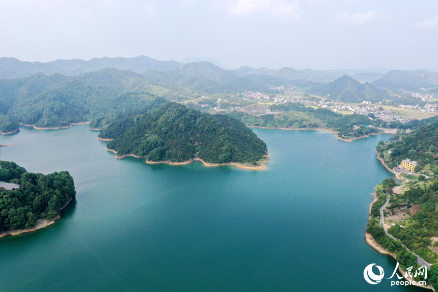 江西省萍乡市上栗县赤山镇的枫林水库山水相连,波光涟漪,航拍镜头下