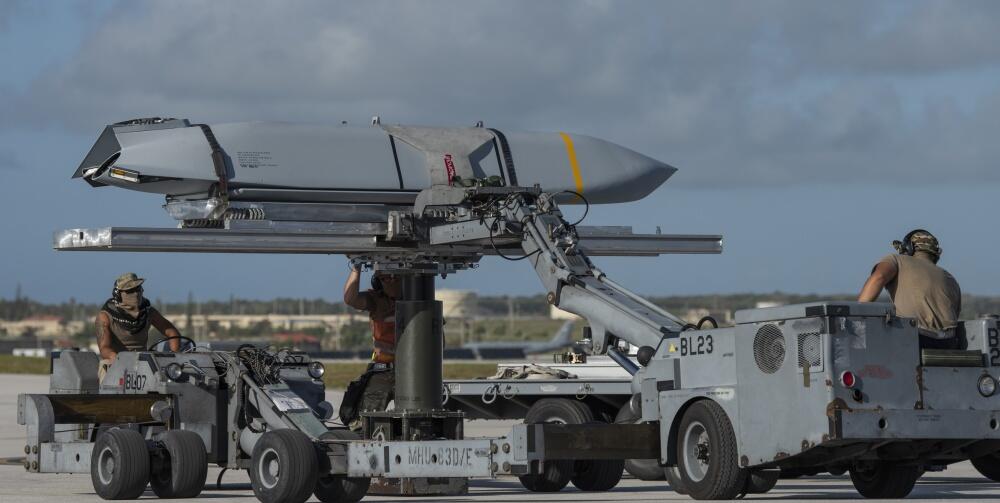 美军B-1B战略轰炸机在关岛装填AGM-158“联合防区外空地导弹”(JASSM)
