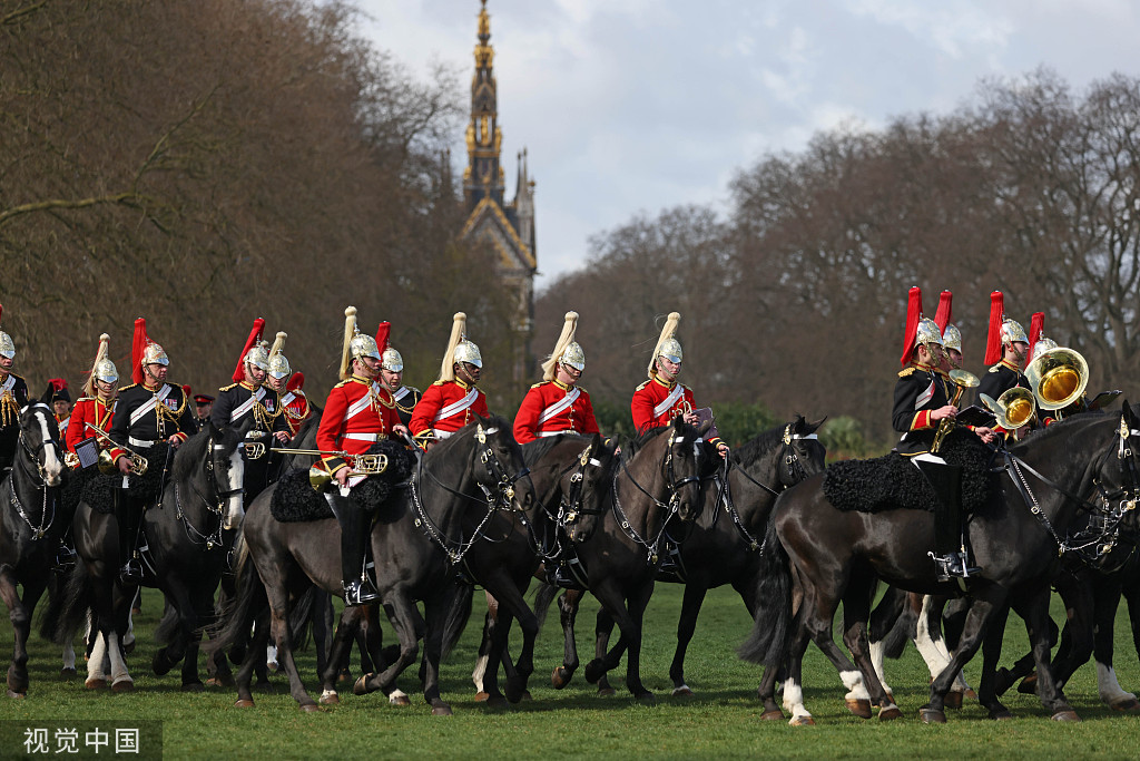 英国皇家骑兵队在白金禧年庆典活动前举行最后一次检阅
