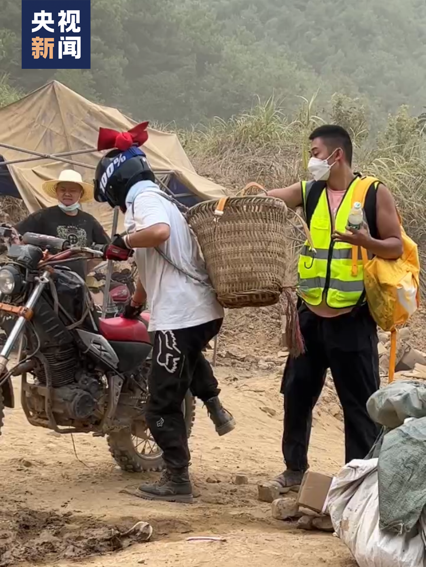 △吴朴慧（左二）和男友李有霖（右一）在救援现场。