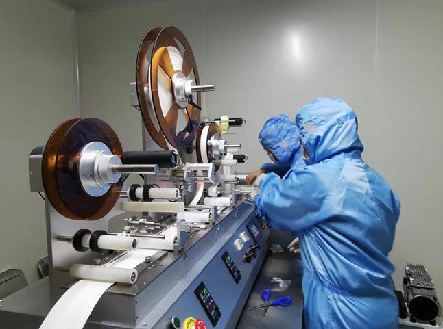 新赛亚实验室内,研究人员正在进行实验(谢力/摄)