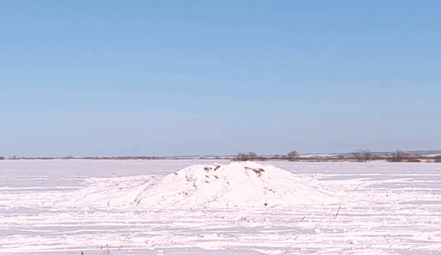 俄军士兵在滑雪前行过程中跳过障碍物