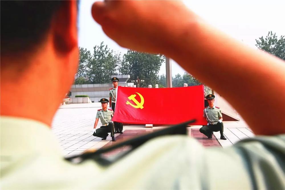 军人在党旗宣誓的照片图片