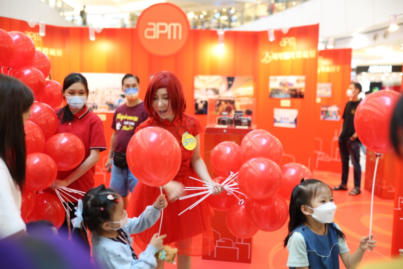 香港观塘apm商场内举办25周年珍藏展,展示25年来珍贵的历史影像和物品