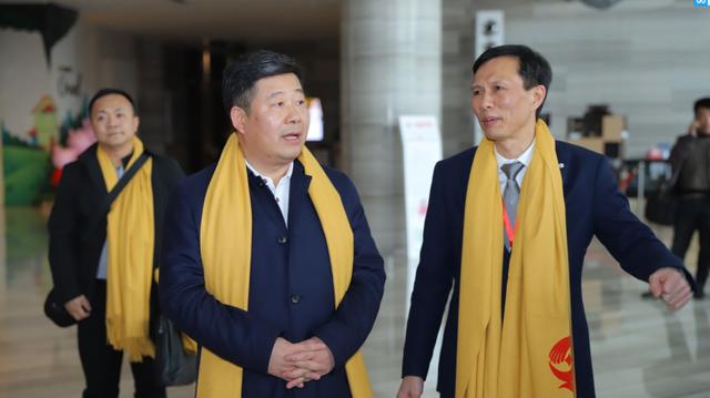 中共祁东县委书记杜登峰(图中)步入会场