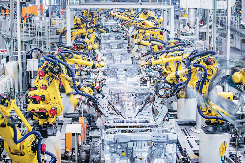 图为2023年3月1日，智能化焊接机器人在长城汽车重庆永川生产基地进行焊接作业。 新华社记者 黄伟/摄