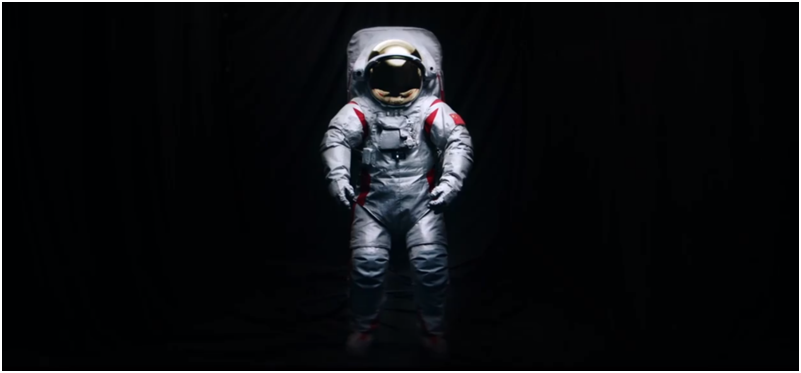 中国登月服外观首次公开亮相 图源：新华社视频截图