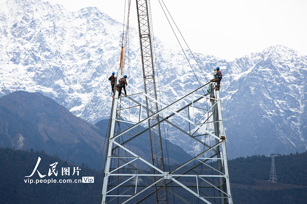 電網其他省份送變電員工鏖戰冬季高原氣候,組建川渝1000千伏特高壓