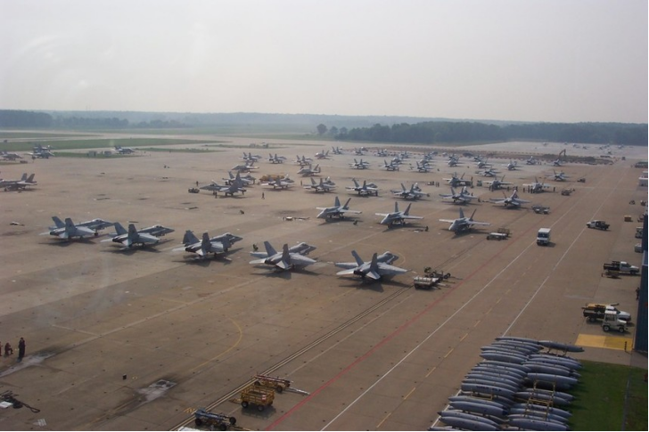 奥西安纳海军航空站内停放的美海军战机  资料图 图源：外媒