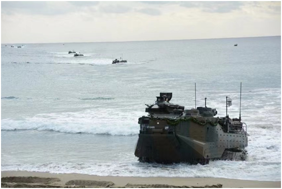 11月25日约100名“水陆机动团”队员乘坐9辆AAV7水陆两栖战车，从停在距离海岸10公里处的运输舰上陆续抢滩登陆。