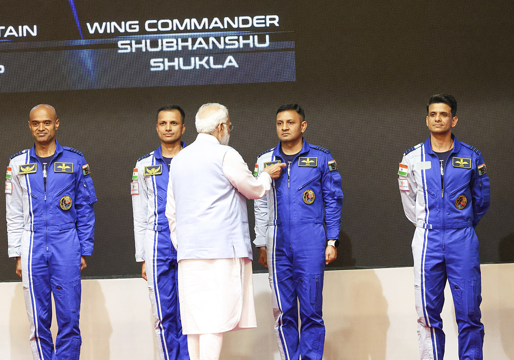 当地时间27日，印度总理莫迪向四名印度空军飞行员颁发徽章，这四名飞行员已入围印度首次太空飞行。（视觉中国）