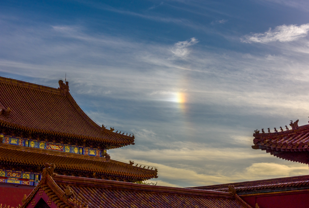 北京故宫上空惊现七彩祥云云卷云舒壮美如画