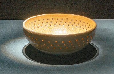 隋代青釉戳印纹玲珑钵 木木艺术博物馆供图